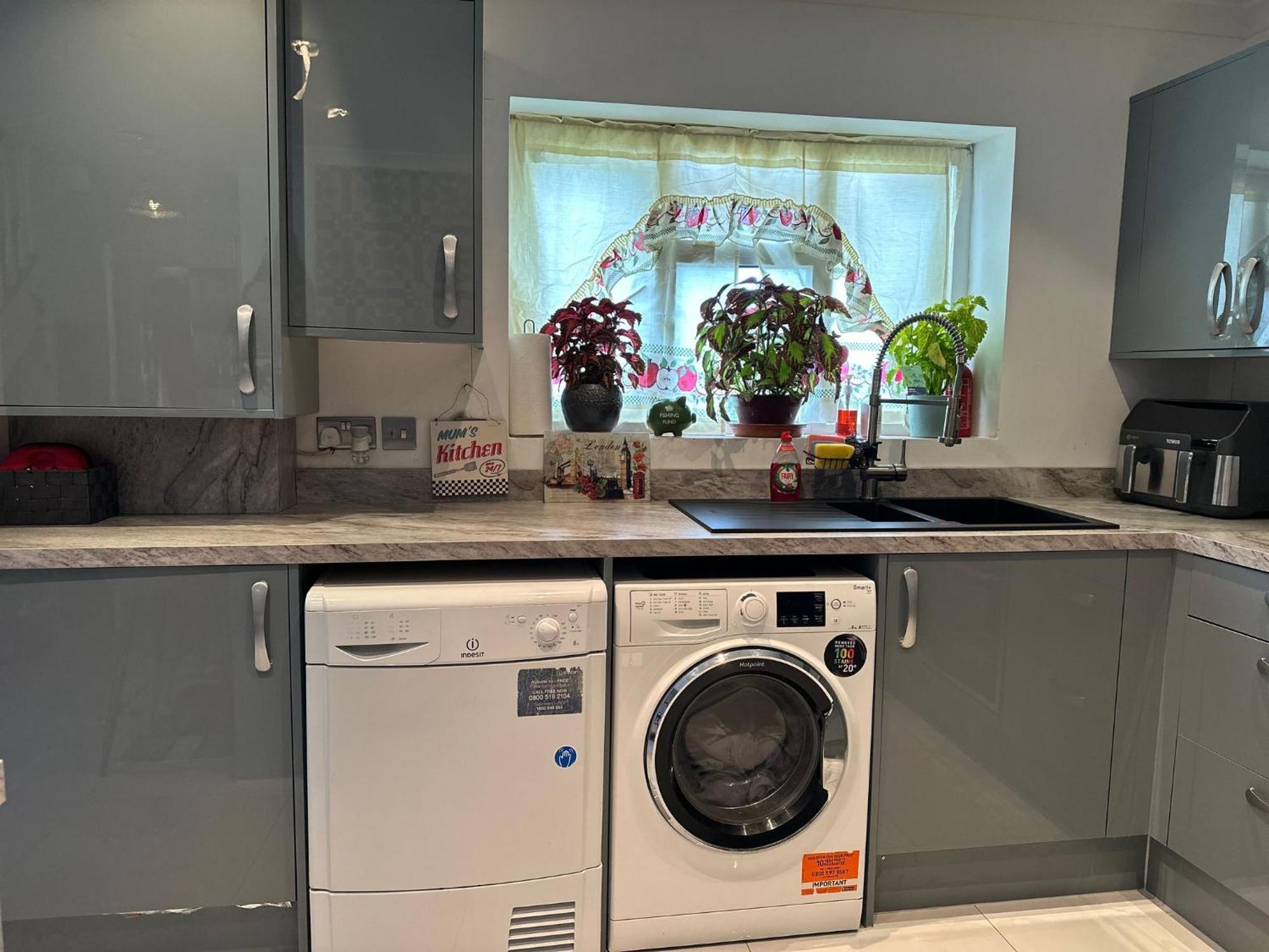 4 Bed Masonette With Garden * London